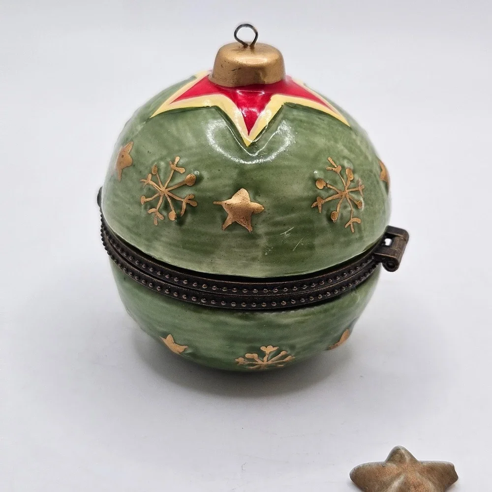 VTG Christmas Ornament Trinket Box Green Gold Stars Snowflakes Hinged Ceramic